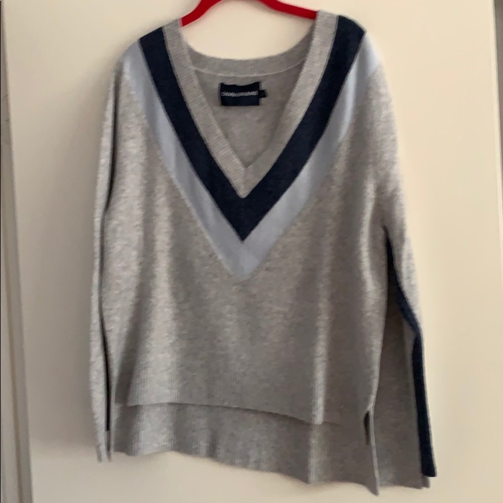 Grey sweater with v neck, light blue and navy blue